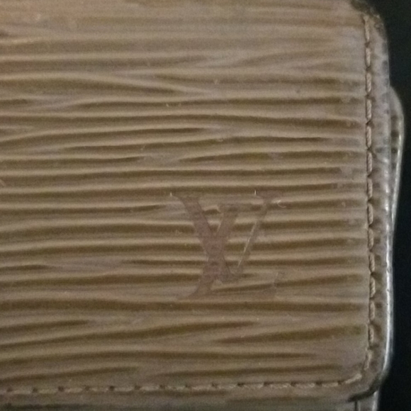 Used authentic Grey/Taupe Louis Vuitton key wallet - Picture 12 of 15